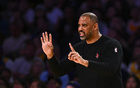 改寫標題：三分高手失業，場均14+2，欲留NBA，火箭鋒線人滿為患。